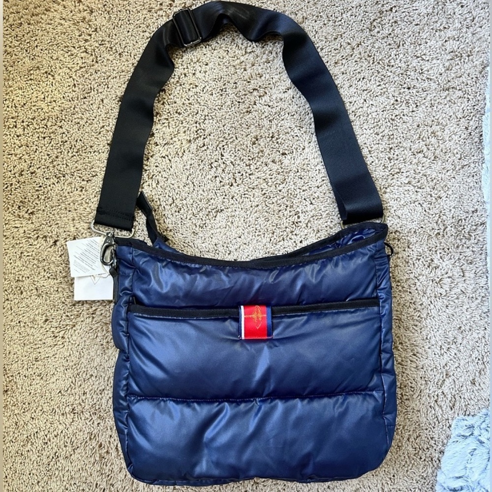 Pretty Rugged navy puffer bag crossbody adjustable for shoulder
Great condition‎